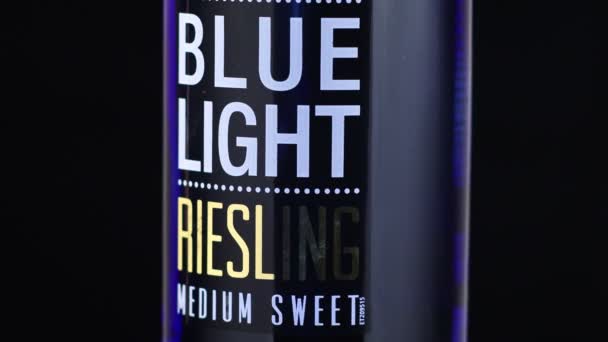 Lviv Ucrânia Junho 2021 Vinho Doce Médio Riesling Noite Azul — Vídeo de Stock