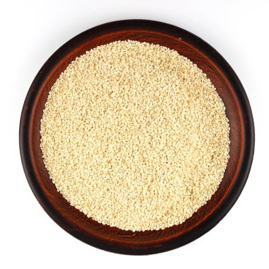 Beyaz arkaplanda bir tabakta susam