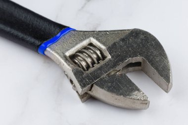Ayarlanabilir İngiliz anahtarı yakın plan. Metal el aletleri.