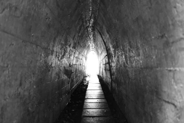 狭いトンネルの端の光 — ストック写真