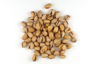 Beyaz arka planda lezzetli fıstıklar.