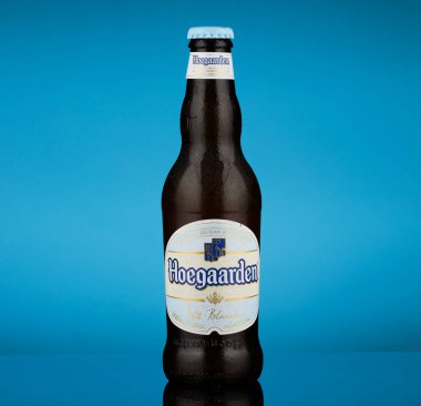 LVIV, UKRAINE - 13 Temmuz 2021: Cam şişedeki Belçika buğday birası