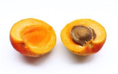 Kayısı beyaz arka planda bir taş ile yakın plan