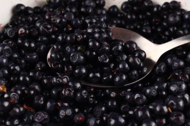 Bilberry ve bir kaşık yakın çekim