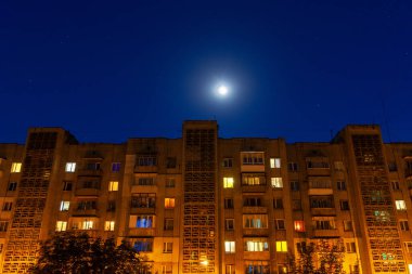 Geceleri ve yazları çok katlı bir ev.