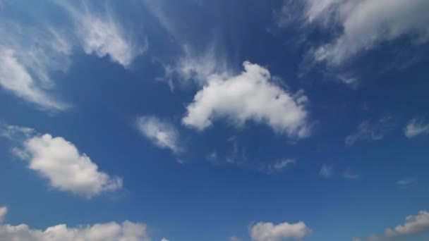 Prachtige Blauwe Lucht Met Witte Wolken — Stockvideo