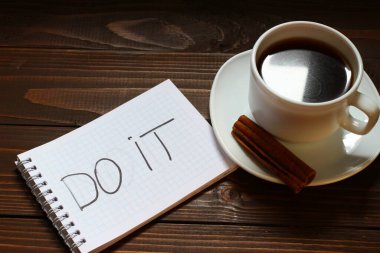 Bir kahve fincanının yanında bir not defterine yazıp yaz.