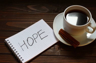 Bir kahve fincanının yanındaki defterde 