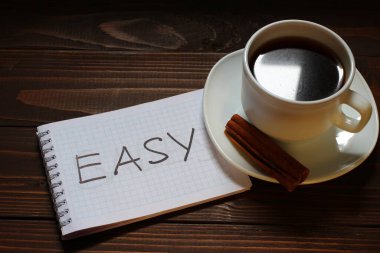 Bir fincan kahvenin yanında, bir deftere yazması kolay.