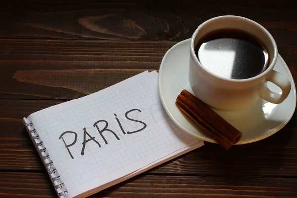 Paris Inscrição Palavra Caderno Perto Uma Xícara Café — Fotografia de Stock
