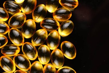 Metin alanı için siyah arkaplan üzerinde kapsüllerdeki balık yağı