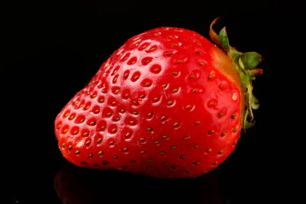 Eine Erdbeere Auf Dunklem Hintergrund — Stockfoto