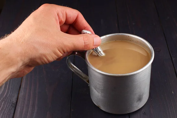 手がかき混ぜている古いカップのミルクとコーヒー — ストック写真