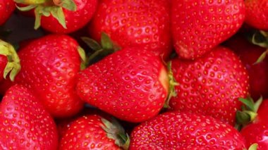 Bir sürü çilek yakından dönüyor.