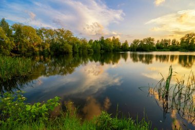 Gün batımında güzel göl ve manzara