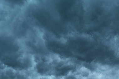 Korkunç gri fırtına bulutları, yağmur ve fırtına zamanındaki gibi.