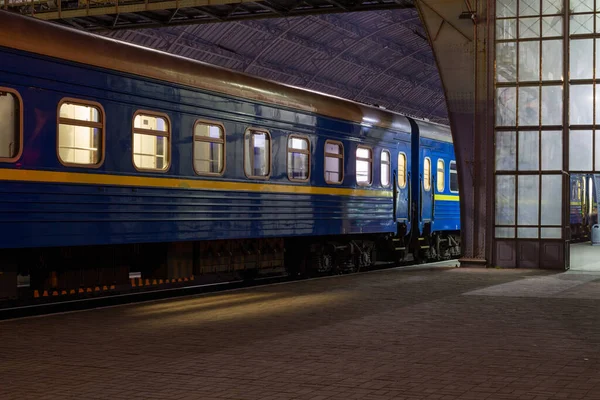 Пасажирський Поїзд Нічній Станції — стокове фото