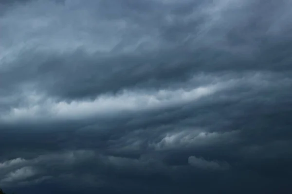 Awan Badai Abu Abu Yang Mengerikan Seperti Selama Hujan Atau — Stok Foto