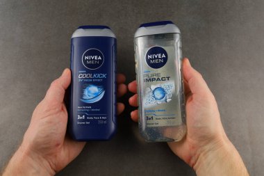 LVIV, UKRAINE - 08 Ocak 2026: İki duş jeli şişesi ellerinde.