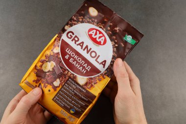 LVIV, UKRAINE - 08 Ocak 2026: Kişi tahıl ambalajı tutuyor