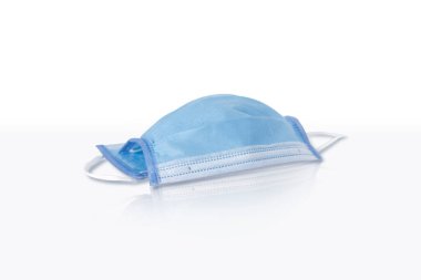Beyaz arka planda tek kullanımlık yüz maskesi, Coronavirus (COVID-19) ve grip enfeksiyonu önleme konsepti