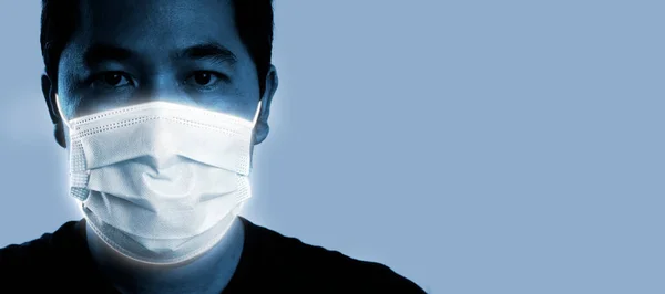 右側のコピースペースを持つ白色の背景に使い捨てフェイスマスクを身に着けているアジア人男性 コロナウイルス Covid 予防コンセプト — ストック写真