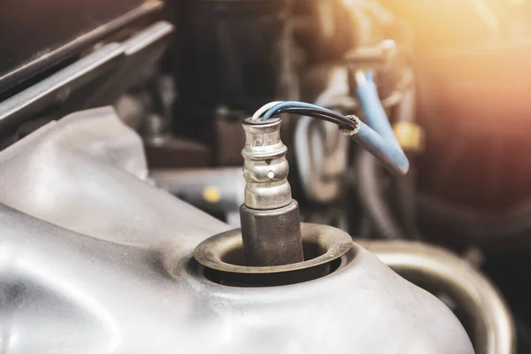 Motor sistemindeki bileşenleri hesaplamak için egzoz borusunda oksijen sensörü oksijeni var.
