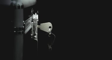 Anahtar alüminyum kutunun içine yerleştiriliyor, sağ taraftaki siyah kopya alanı arkaplanı