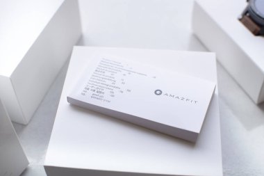 Rayong, Tayland - 28 Ocak 2021, Xiaomi Amazfit GTR 47 mm el kitabı. Beyaz kutunun üzerine Amazfit logosu yerleştirilmiş akıllı saat