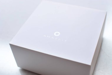 Rayong, Tayland - 28 Ocak 2021, Xiaomi Amazfit GTR 47 mm. Beyaz kutuda Amazfit logosu olan akıllı saat