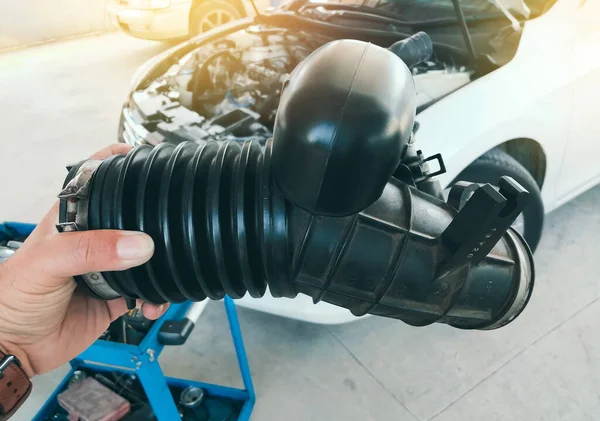 Motor vagonundaki hava emme filtresi sistemi tamir garajında arka planı bulanık.