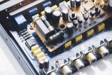 Elektronik devre kartında aşırı yükleme yapan film rezistörleri yanmış.