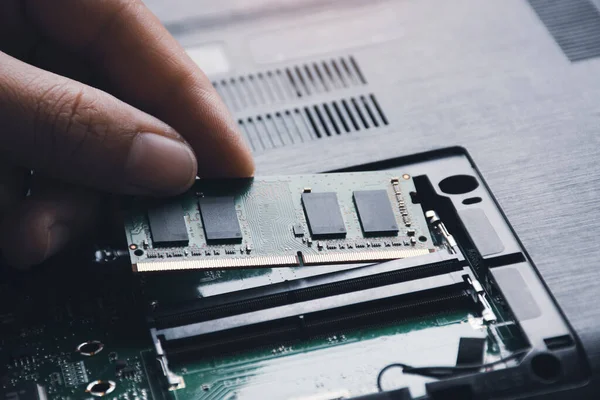 Teknisyen laptop ana kartındaki bellek yuvasına (Rastgele erişim belleği) yeni RAM yükle