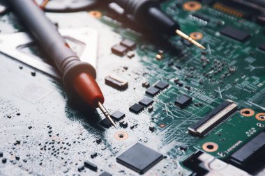 Bilgisayar laptopunun ana kartına çoklu metre sonda yerleştirildi