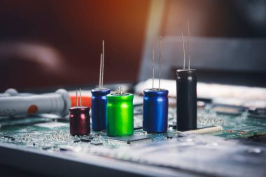 Elektronik devre kartına yerleştirilmiş elektrolitik kondansatör grubu