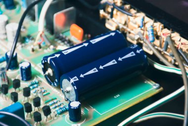 Elektronik devre kartında kutuplaşmamış kapasitör ve elektrikli aletin bileşeni