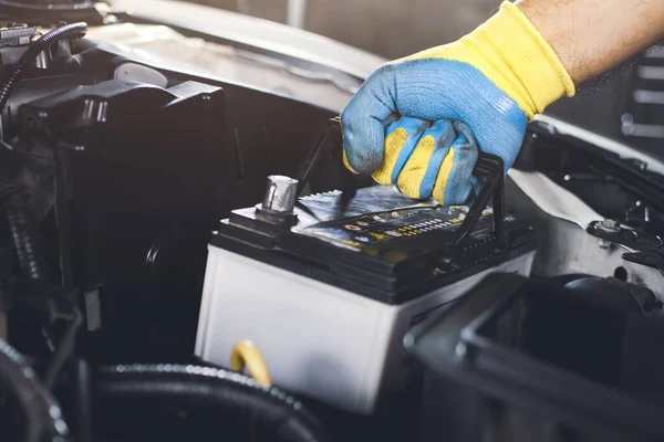 Técnico Está Tirando Una Batería Coche Viejo Para Reemplazo — Foto de Stock