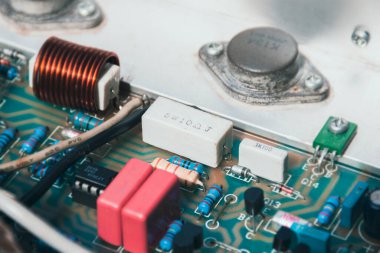 Elektronik devre kartında seramik çimento direnci ve elektronik bileşen