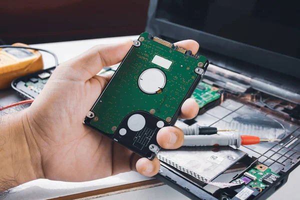 Unidades Disco Rígido Polegadas Hdd Segurando Mão Mecânica Com Laptop — Fotografia de Stock