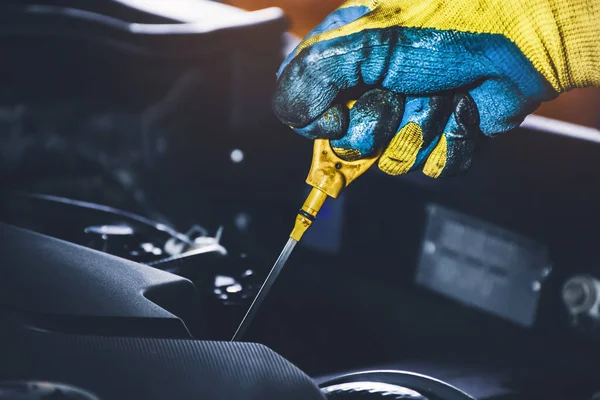 Technician Hand Pulling Oil Dipstick Checking Lubricating Oil Level Car — Foto de Stock