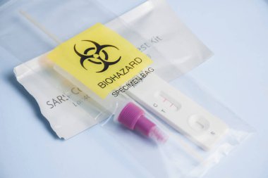 İçinde Covid-19 Antijen Hızlı Test kiti bulunan Biyolojik Tehlike Numune Çantası, bulaşıcı atık konsepti