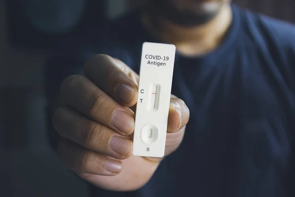 SARS CoV-2 hızlı antijen test kiti (ATK), Coronavirus enfeksiyonlu koruyucu konsept ile Covid-19 negatif test sonuçlarını kendi elimle gösteriyorum.
