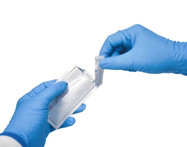 Lékařský Personál Ruční Trhání Obálky Covid Antigen Rychlé Test Kit — Stock fotografie