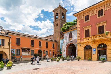 Dozza, İtalya 30 Mayıs 2021 - İtalya 'nın en güzel ve en iyi korunmuş ortaçağ köylerinden birini geçen turist Bologna kenti yakınlarındaki