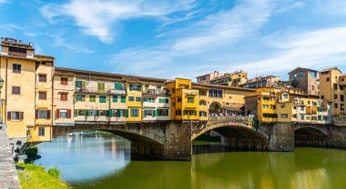 Floransa, İtalya 2 Haziran 2021 - Ponte Vecchio nehri üzerinde turist şarkısı. Roma kökenli ortaçağ kemerli nehir köprüsü. Mücevher ve hediyelik eşya dükkanlarıyla dolu..