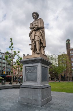 Amsterdam, Hollanda 23 Haziran 2021 Rembrandt 'ın Rembrandt Suqare' deki heykeli.