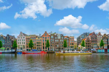 Amsterdam, Hollanda 23 Haziran 2021 - Taksi yaban domuzu yaz boyunca Amsterdam 'daki Amstel Nehri' nde yelken açmak için bekleyen turistlerle doluydu