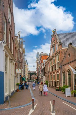 Amsterdam, Hollanda 23 Haziran 2021 Amsterdam 'ın eski kesimindeki Staalstraat' ta alışveriş yapan insanlar