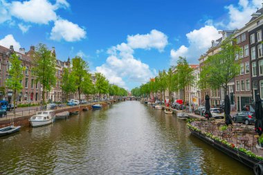 Amsterdam, Hollanda 23 Haziran 2021 - Nieuwmarkt (Yeni Pazar) manzaralı Issız Kloverniersburgwal Kanalı)