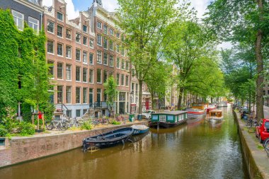 Amsterdam, Hollanda 23 Haziran 2021 - Amsterdam 'ın eski bölümündeki Raamgracht Kanalı' nda küçük bir tekne